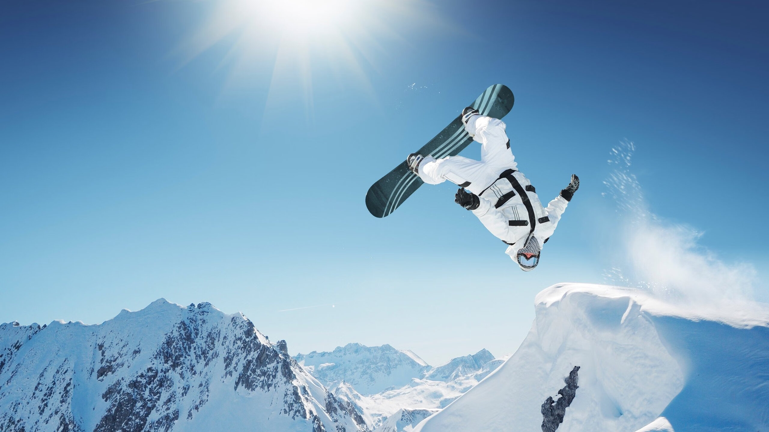 赛道风云，塞恩斯状态火热，梅赛德斯轻取法拉利背后的战术博弈